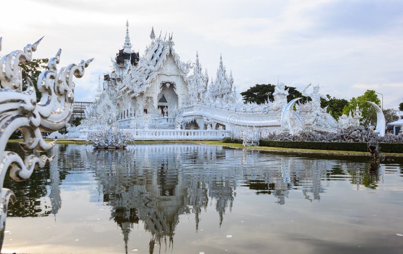 Wat Rong Khun White Temple is één van het meeste favoriet bezoek van oriëntatiepuntentoeristen in Thailand, gebouwd met moderne t stock foto Wat Rong Khun White Temple is één van het meeste favoriet bezoek van oriëntatiepuntentoeristen in Thailand, gebouwd met moderne t stock foto