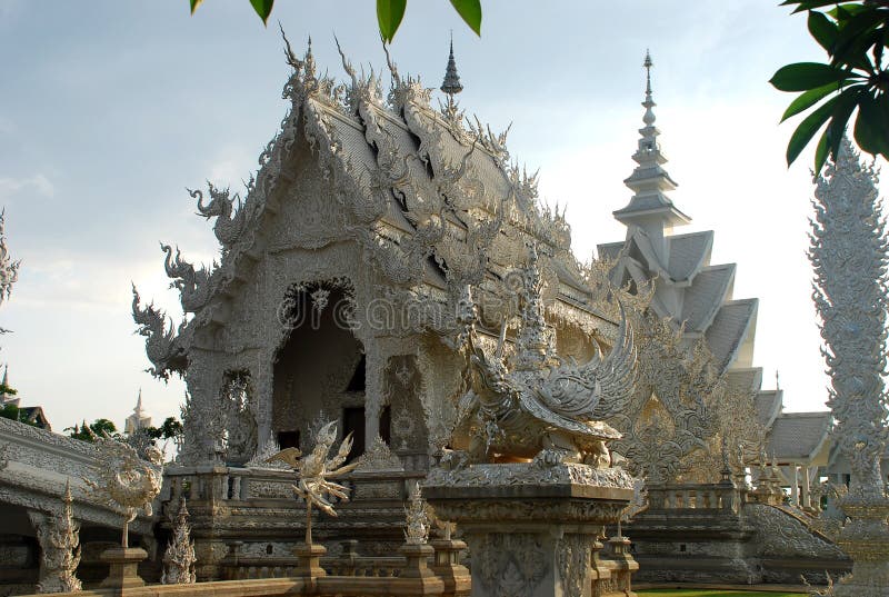 Wat Rong Khun или белый висок. Chiang Rai, Таиланд стоковые изображения Wat Rong Khun или белый висок. Chiang Rai, Таиланд стоковые изображения