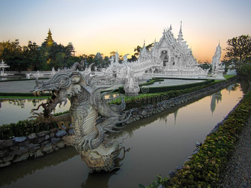 Wat Rong Khun, популярно известное как белый висок, в Chiang Rai, Таиланд стоковые изображения rf Wat Rong Khun, популярно известное как белый висок, в Chiang Rai, Таиланд стоковые изображения rf