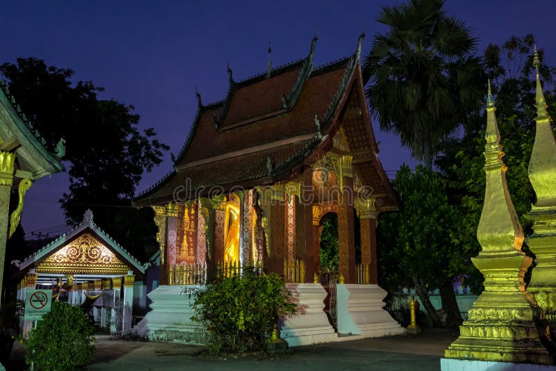 Wat Sensoukharam в Luang Prabang вечером в Лаосе стоковые изображения Wat Sensoukharam в Luang Prabang вечером в Лаосе стоковые изображения