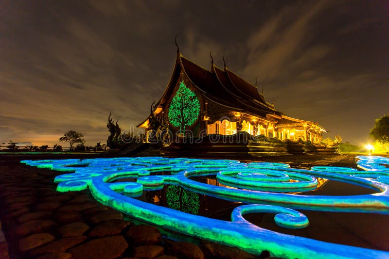 Wat sirindhorn wararam bij nacht royalty-vrije stock afbeeldingen Wat sirindhorn wararam bij nacht royalty-vrije stock afbeeldingen