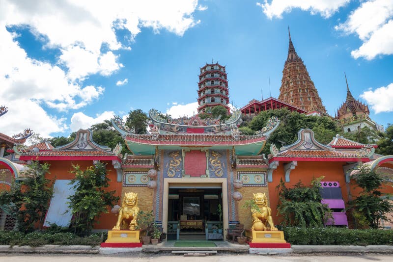 Wat Tham Khao Noi kinesisk tempel med pagoden i Kanchanaburi royaltyfri fotografi Wat Tham Khao Noi kinesisk tempel med pagoden i Kanchanaburi royaltyfri fotografi