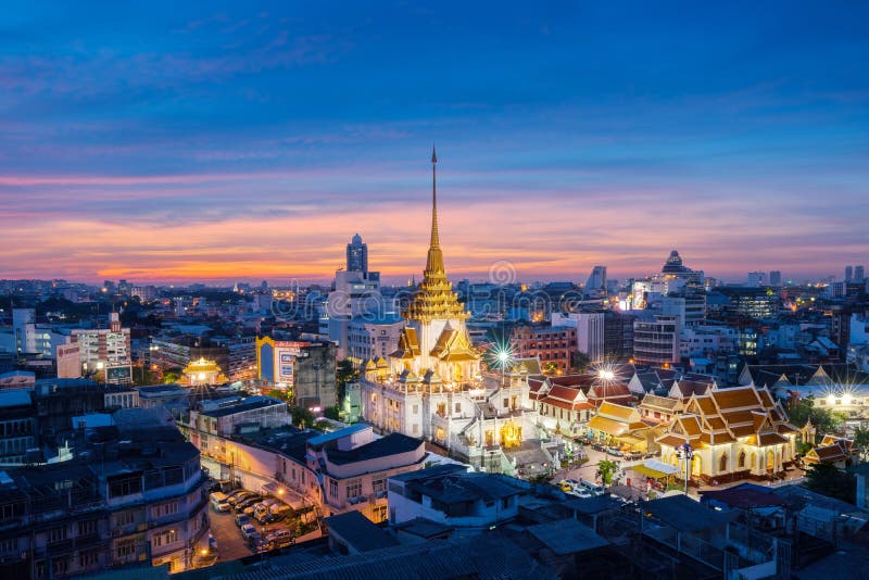 Wat Trimitr in Chinatown nach Sonnenuntergang in Bangkok, Thailand lizenzfreie stockfotos Wat Trimitr in Chinatown nach Sonnenuntergang in Bangkok, Thailand lizenzfreie stockfotos