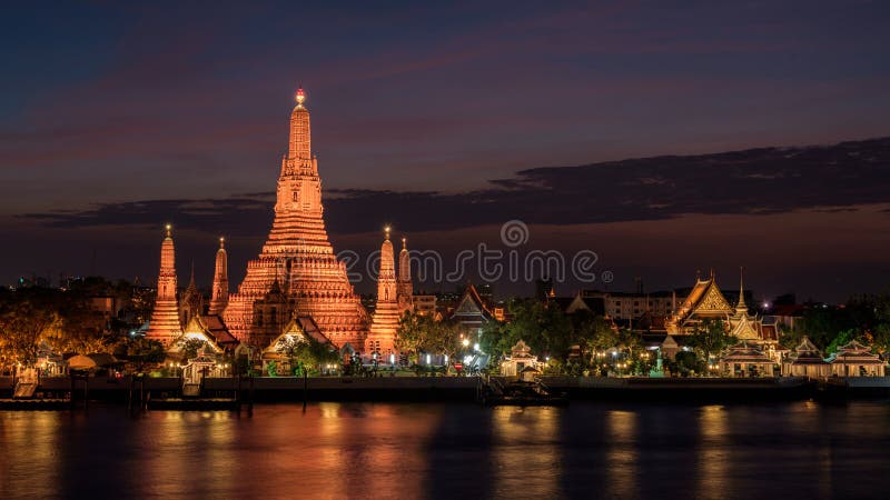 Wata Arun świątynia w zmierzchu przy Bangkok Tajlandia zdjęcie stock Wata Arun świątynia w zmierzchu przy Bangkok Tajlandia zdjęcie stock