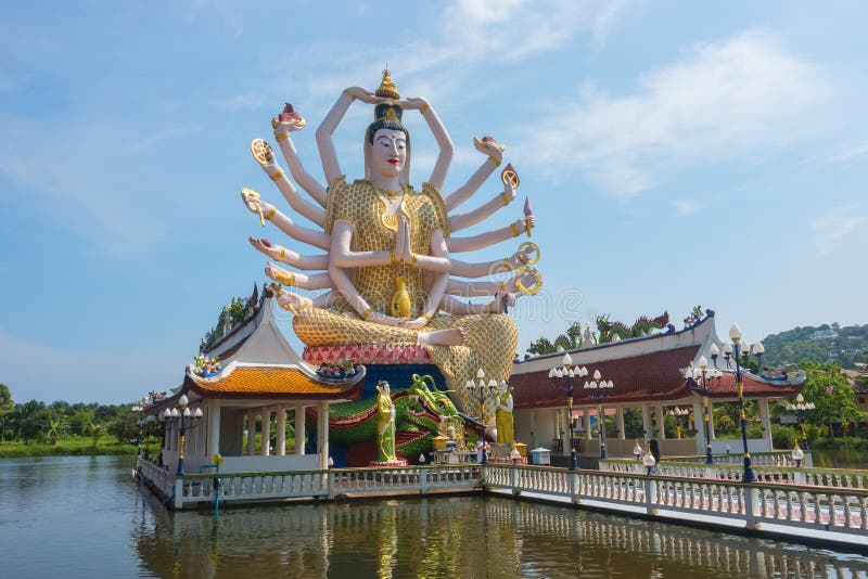 Wata Plai Laem świątynia, 18 ręk Guanyin i Guan Yin statua na Koh Samui wyspie w Tajlandia zdjęcia stock Wata Plai Laem świątynia, 18 ręk Guanyin i Guan Yin statua na Koh Samui wyspie w Tajlandia zdjęcia stock