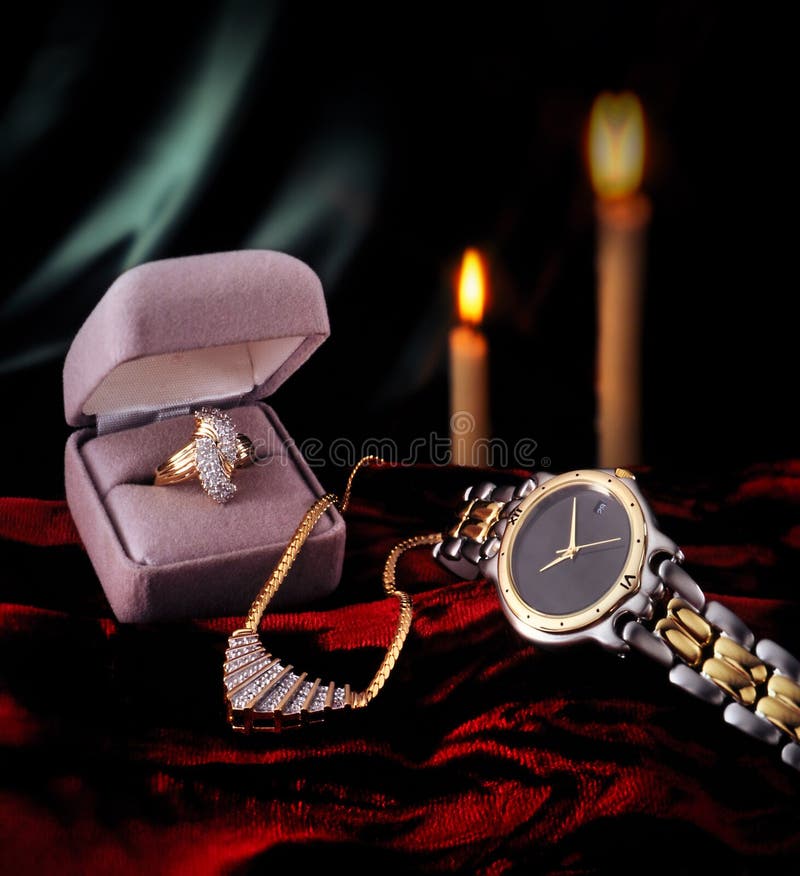 watch för cirkel för diamantguldhalsband royaltyfria bilder watch för cirkel för diamantguldhalsband royaltyfria bilder