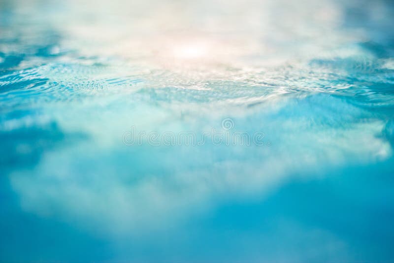 Water blauw en wit op zwembadachtergrond