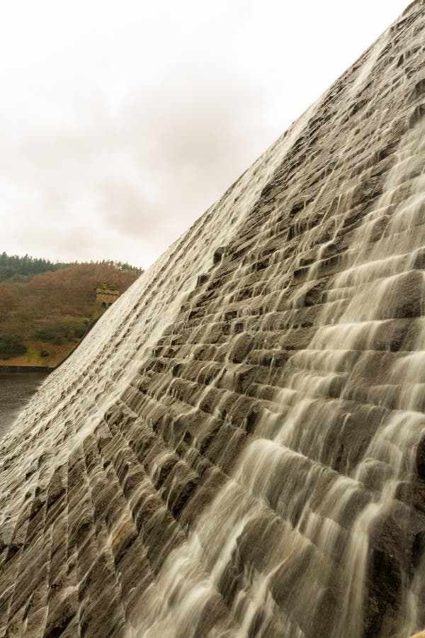 Water cascading down stone dam, Ladybower reservoir. royalty free stock photography Water cascading down stone dam, Ladybower reservoir. royalty free stock photography