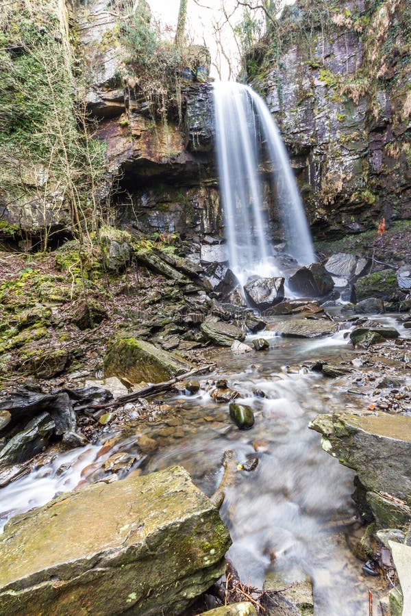 Water die onderaan mooie waterval, Melincourt, portret, brede hoek draperen stock afbeelding Water die onderaan mooie waterval, Melincourt, portret, brede hoek draperen stock afbeelding