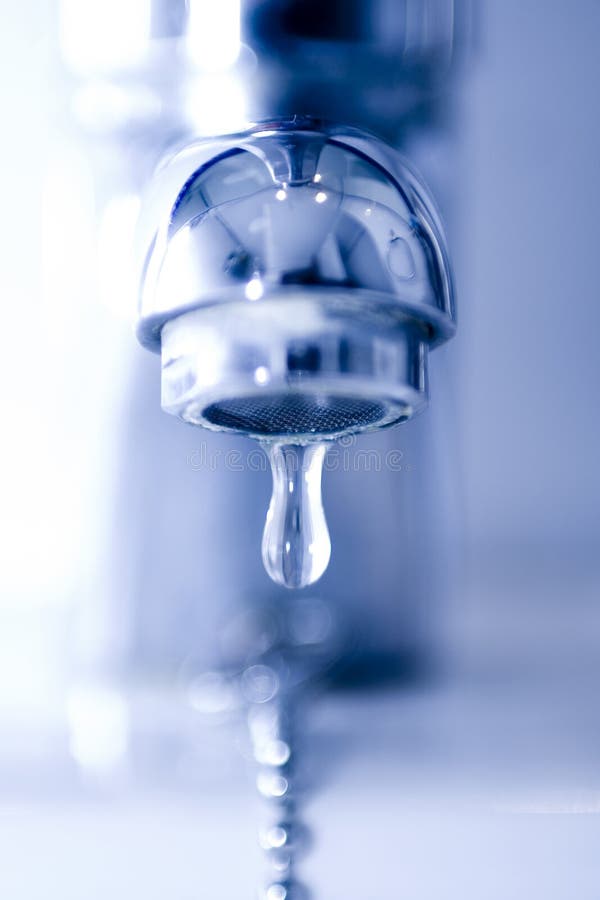 Goccia d'acqua che cade forma di un rubinetto in bagno blu, un po ' sfocato, di bassa PROFONDITÀ di campo.