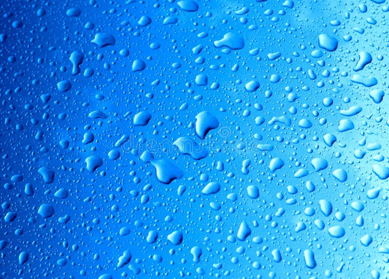 Gocce d'acqua sulla superficie blu (un po ' sgranata a causa dei metallizzato vernice auto)