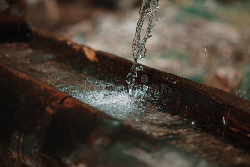 Water in een bergfontein stock foto's Water in een bergfontein stock foto's