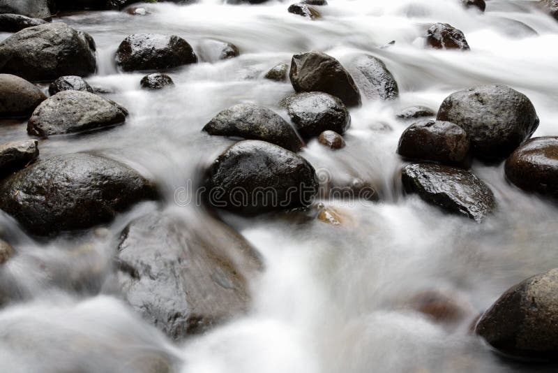 Water en rotsen royalty-vrije stock foto Water en rotsen royalty-vrije stock foto