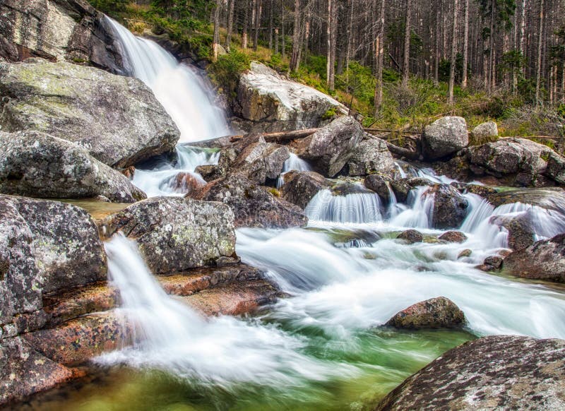 Voda tečúca pri vodopáde Vodopady Studeného potoka vo Vysokých Tatrách na Slovensku