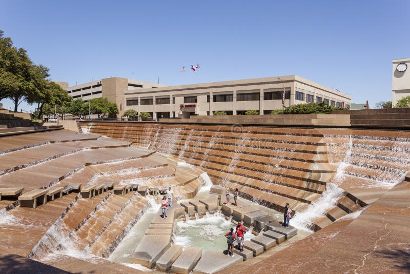 are dogs allowed at the fort worth water gardens