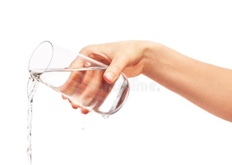 Water het gieten van volledig het drinken glas in de hand van de vrouw royalty-vrije stock afbeelding Water het gieten van volledig het drinken glas in de hand van de vrouw royalty-vrije stock afbeelding