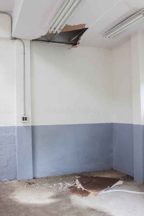 Ceiling Water Damage Stock Photos Download 1 043 Royalty Free Photos