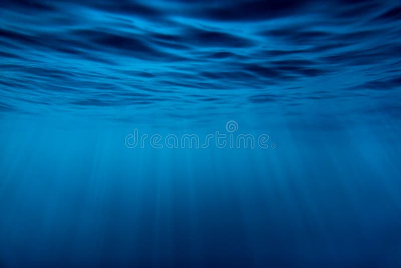Water onderwater en zonstralen Blauwe oceaan in onderwater royalty-vrije stock afbeeldingen Water onderwater en zonstralen Blauwe oceaan in onderwater royalty-vrije stock afbeeldingen