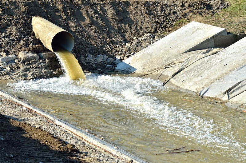 Industrielle Wasser-Rohr herausziehen verschmutzte Wasser aus dem Abwasser.