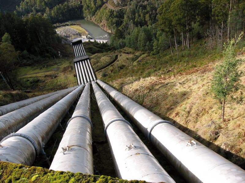 Conduttura d'acqua per trasportare l'acqua giù per una valle accumulo stazione.