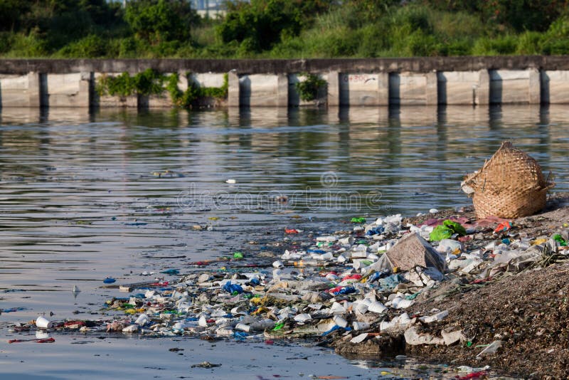 Die Verschmutzung von Wasser stark verschmutzt river inlet mit verschiedenen Müll entlang der Küste und auf dem Wasser schwimmen.