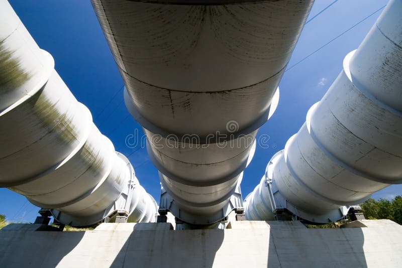 Gigantische Wasserleitungen von einem Kraftwerk von unten gesehen.