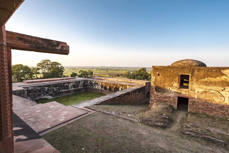 Water reservoir and ruined building in Fatehpur Sikri, Agra, Uttar Pradesh, India, Asia