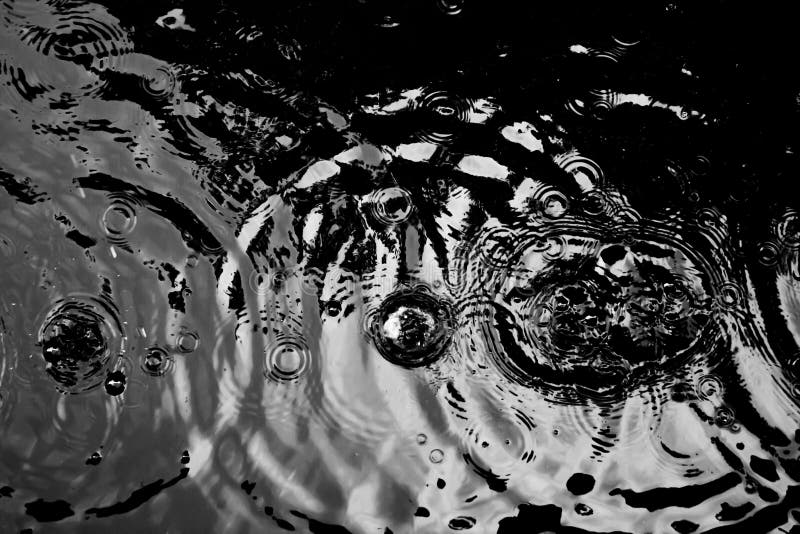 Water ripples from a drop of water in the dark. stock images Water ripples from a drop of water in the dark. stock images