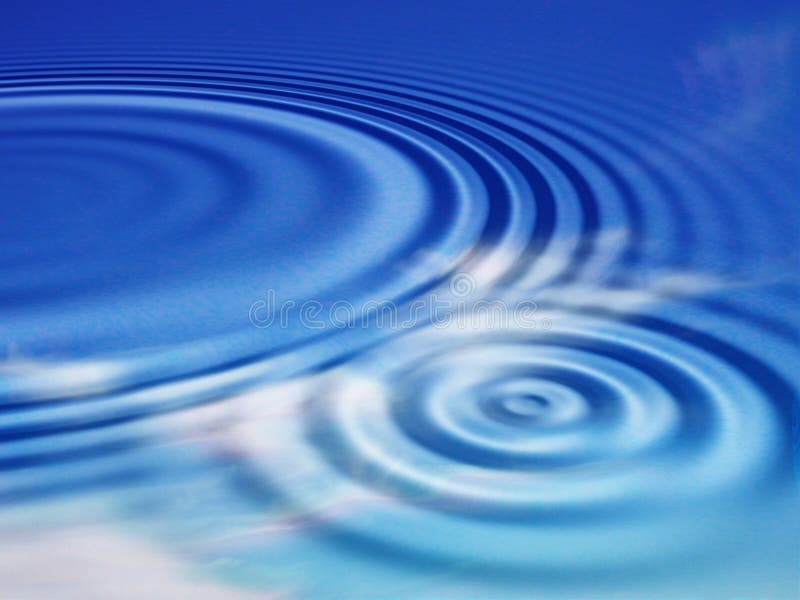 Acqua blu ripples con i riflessi del cielo.