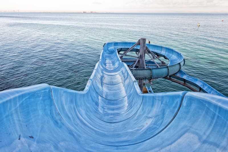 Горка в море. Водная горка на море. Горка в море фото. В Крыму на море горки водяные. Https views su