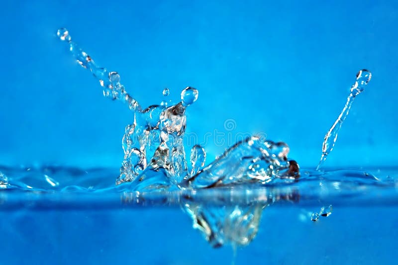 Acqua splash su uno sfondo blu.