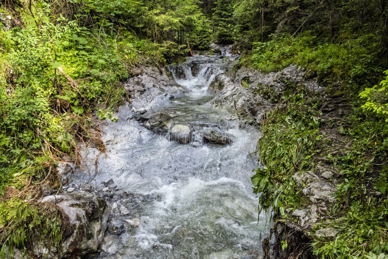 Vodní tok v Demänovské dolině v Nízkých Tatrách, Slovensko, turistická tématika