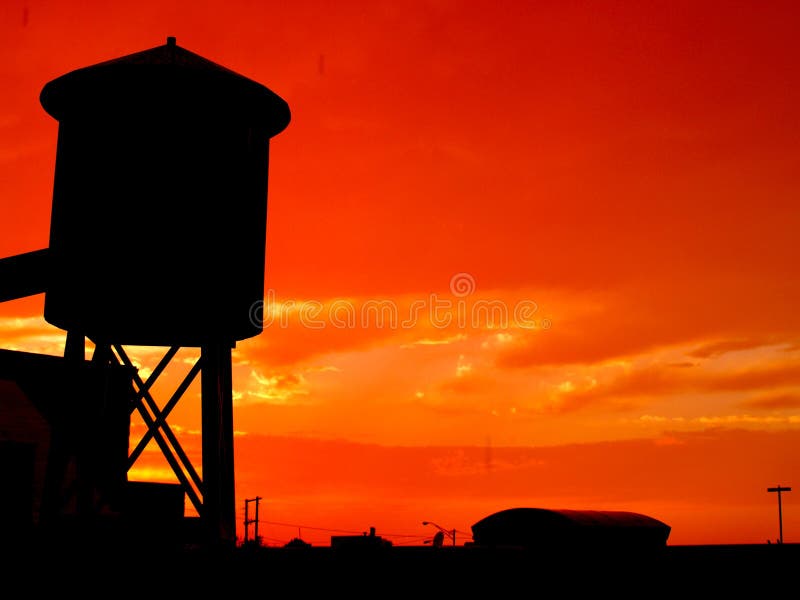 Viejo Agua la Torre contra atardecer.