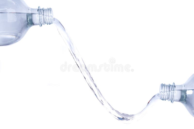 Wasser ist ein spritzen zwischen zwei Flaschen.