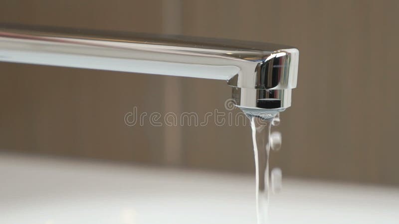 Water under weak pressure flows from a water tap