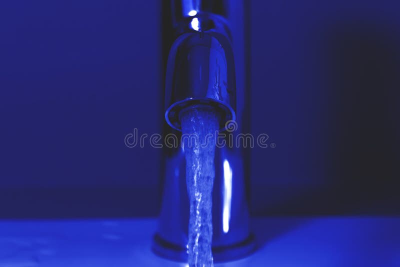 Waterbesparend concept Waterstromen uit kraan stock foto's Waterbesparend concept Waterstromen uit kraan stock foto's