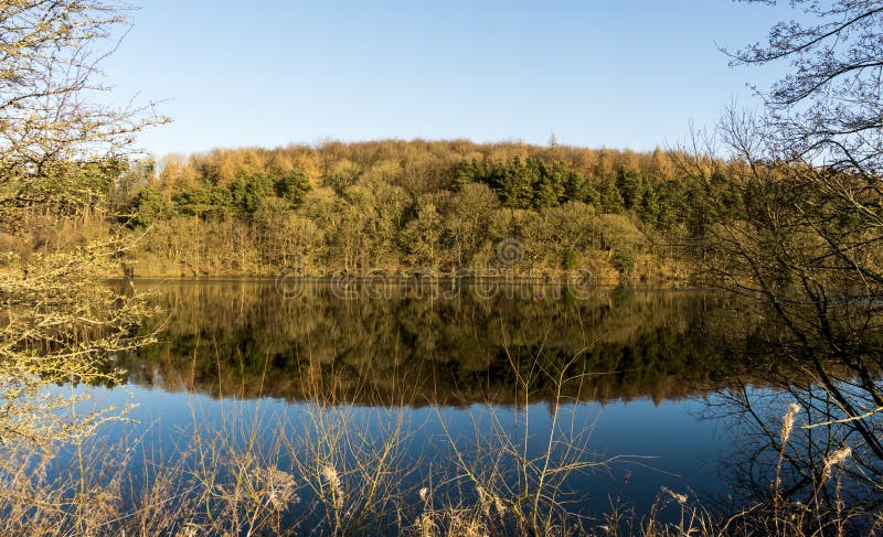 Waterbezinningen op een kalme dag bij Fewston-Reservoir, North Yorkshire royalty-vrije stock afbeeldingen Waterbezinningen op een kalme dag bij Fewston-Reservoir, North Yorkshire royalty-vrije stock afbeeldingen