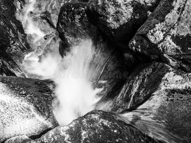 Watercascade van kleine kreek tussen bemoste stenen Lange Blootstelling stock afbeeldingen Watercascade van kleine kreek tussen bemoste stenen Lange Blootstelling stock afbeeldingen