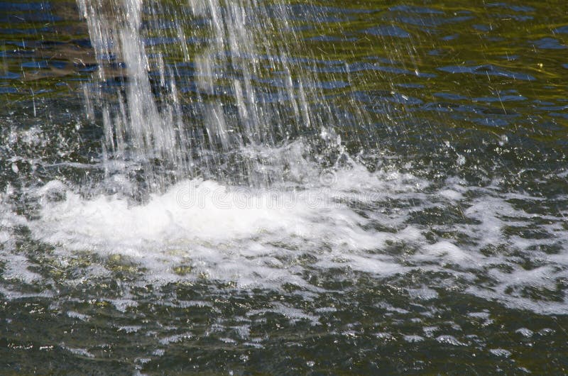 Waterdaling die bel wit schuim op rivieroppervlakte tonen royalty-vrije stock afbeelding Waterdaling die bel wit schuim op rivieroppervlakte tonen royalty-vrije stock afbeelding
