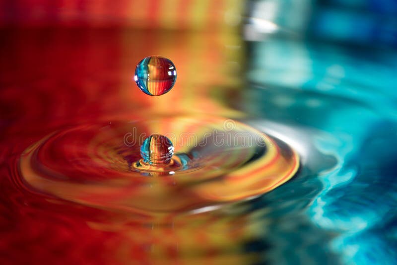 Waterdaling die in water vallen stock foto Waterdaling die in water vallen stock foto