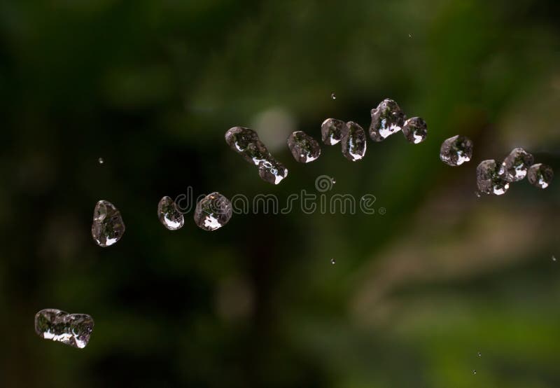Waterdalingen op natuurlijke achtergrond Aquadalingen die in lucht vliegen royalty-vrije stock foto's Waterdalingen op natuurlijke achtergrond Aquadalingen die in lucht vliegen royalty-vrije stock foto's