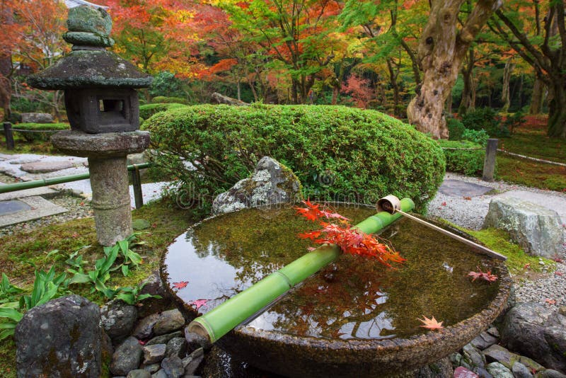 Waterdipper op steenbassin bij Enkoji-tempel, Kyoto stock fotografie Waterdipper op steenbassin bij Enkoji-tempel, Kyoto stock fotografie
