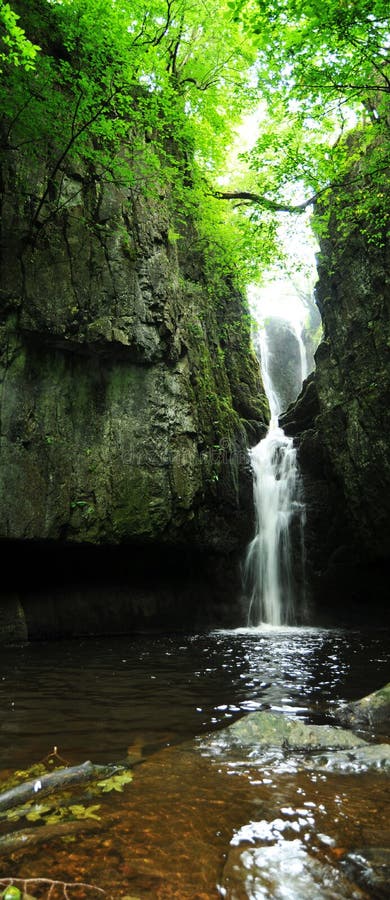 Hermoso cascada verticalmente en,, unido reino.