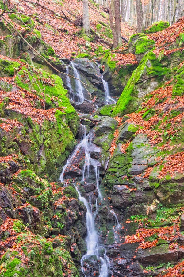 Vodopád v potoku v Turovskej rokline na jeseň v Kremnických vrchoch