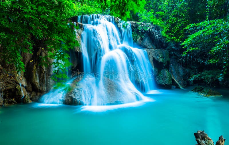 Cascada en profundo Bosque sobre el huayi.