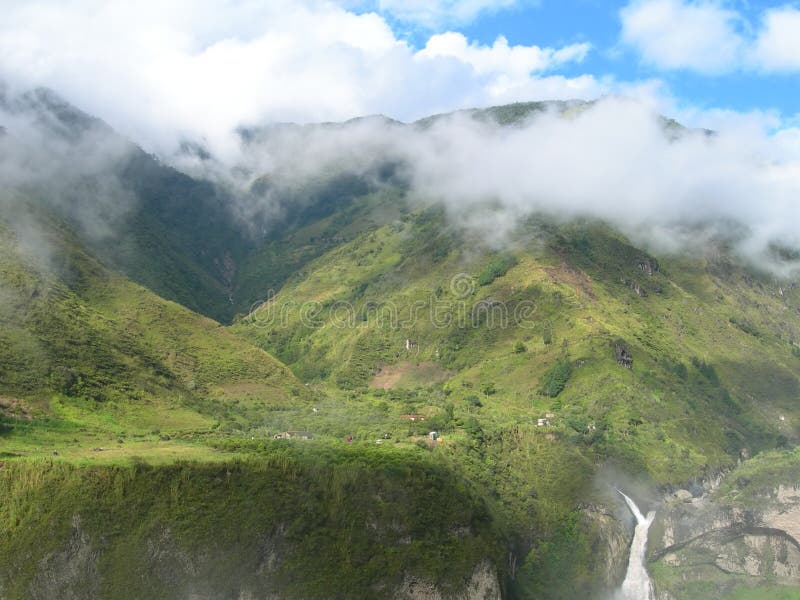 Cascata nella foresta pluviale equatoriale, con le nuvole che coprono le cime, in Ecuador, Sud America.