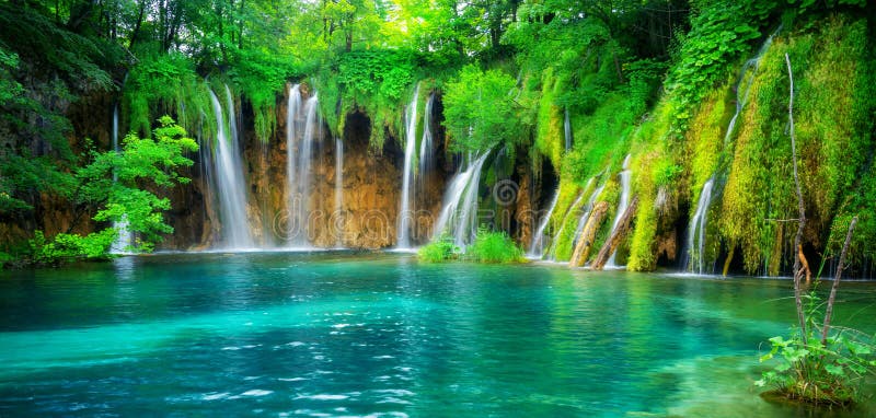 Cảnh quan thác nước Plitvice Lakes Croatia - Được mệnh danh là một trong những vịnh đẹp nhất thế giới, Plitvice Lakes Croatia chính là nơi đáng để bạn truy cập những bức ảnh hình nền đẹp nhất. Với màu nước xanh ngọc bích của hồ, cùng với hàng ngàn cây cối xanh tươi và những thác nước nguyên sơ, cảnh quan này sẽ giúp bạn thỏa sức khám phá được bất kỳ thứ gì đáng kinh ngạc nhất của thiên nhiên.