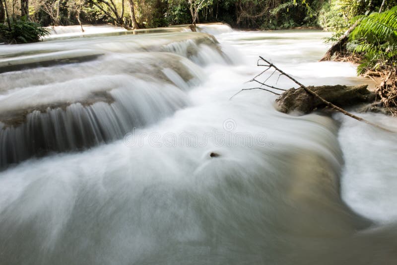 Водные ресурсы ручей. Водопад Канчинг в Малайзии. Водяные Естественные каскады. Водопад 12 ванночек. Не спокойными потоками воды