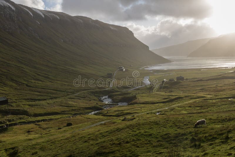 Realtà invisibile Cascate soffiato verso l'alto da una pesante tempesta, spesso trascurati, ma molto belle Isole Faroe.