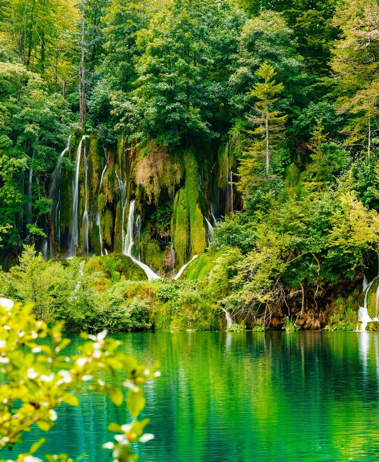 Cascadas de lagos en Croacia.